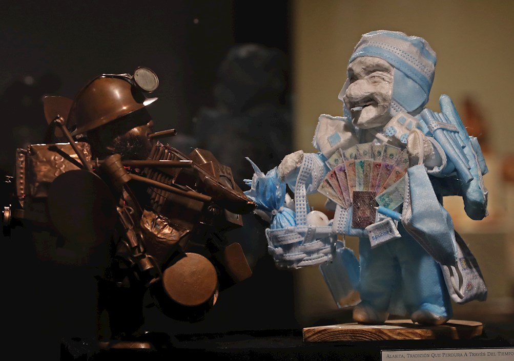Una figura de la colección de 123 ekekos del Museo Costumbrista "Juan de Vargas".