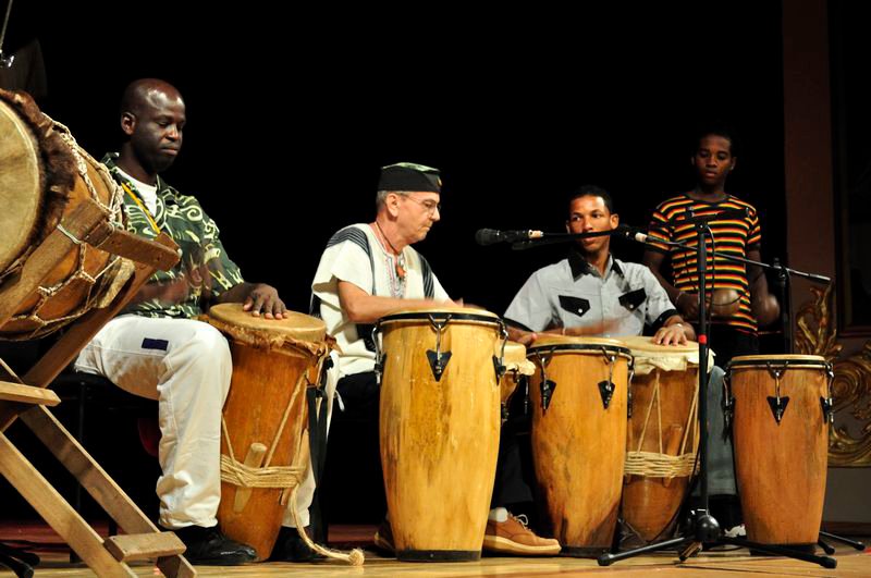 Istvan Dely ,al centro.