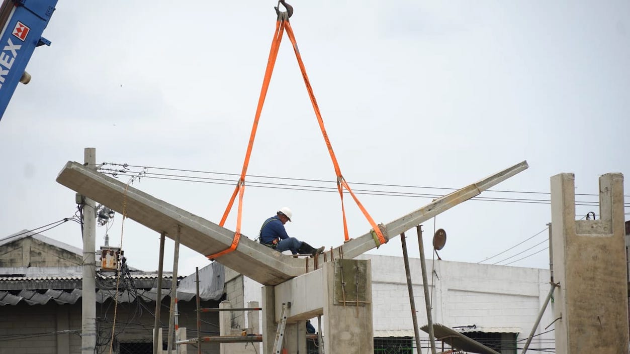 Instalación de las primeras cubiertas.