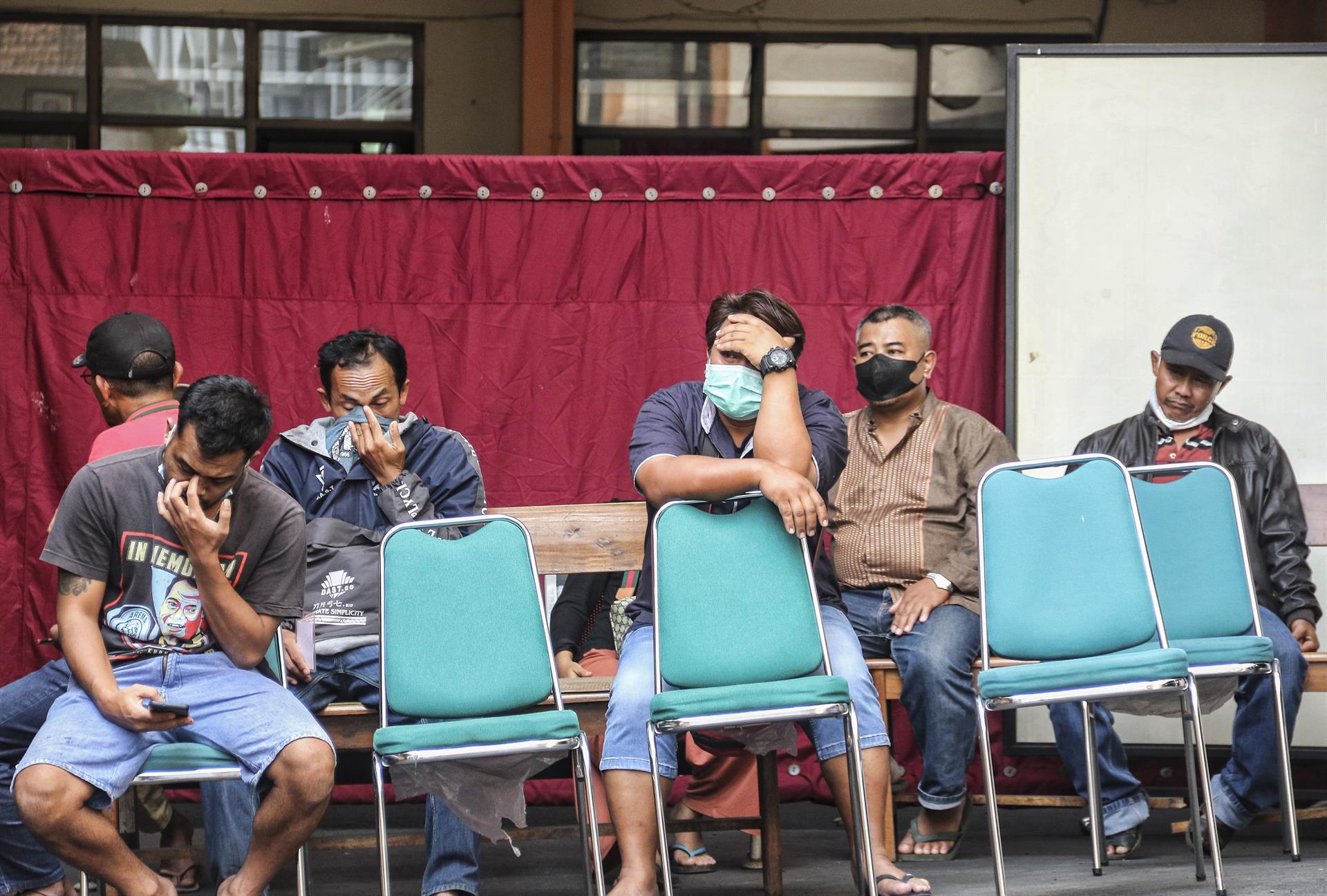 Ciudadanos esperan información por sus familiares que se encontraban en el interior del estadio de Indonesia.