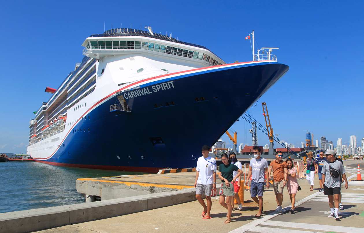 Turistas arriban a la Terminal de Cruceros de Cartagena de Indias.