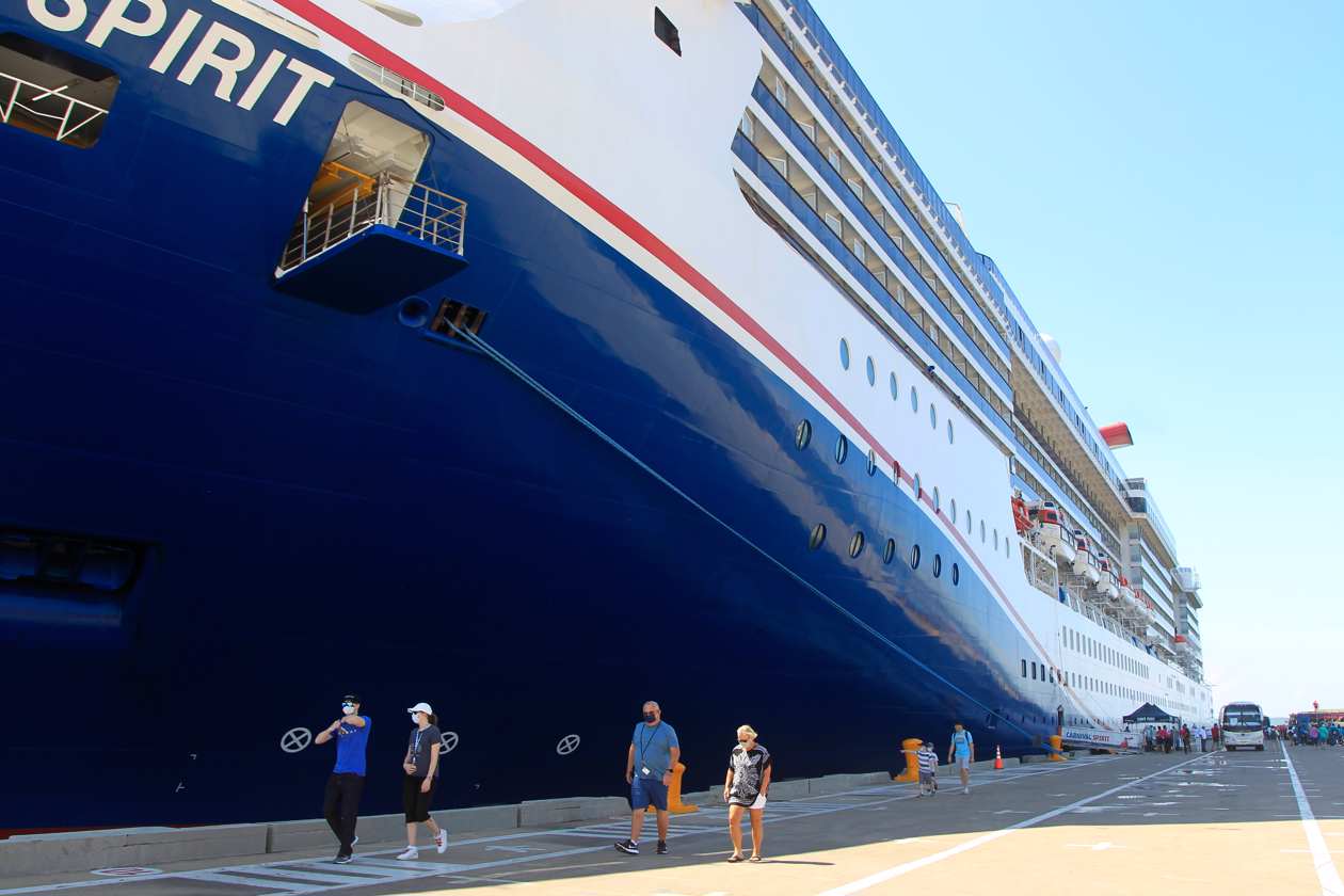 Turistas arriban a la Terminal de Cruceros de Cartagena de Indias.