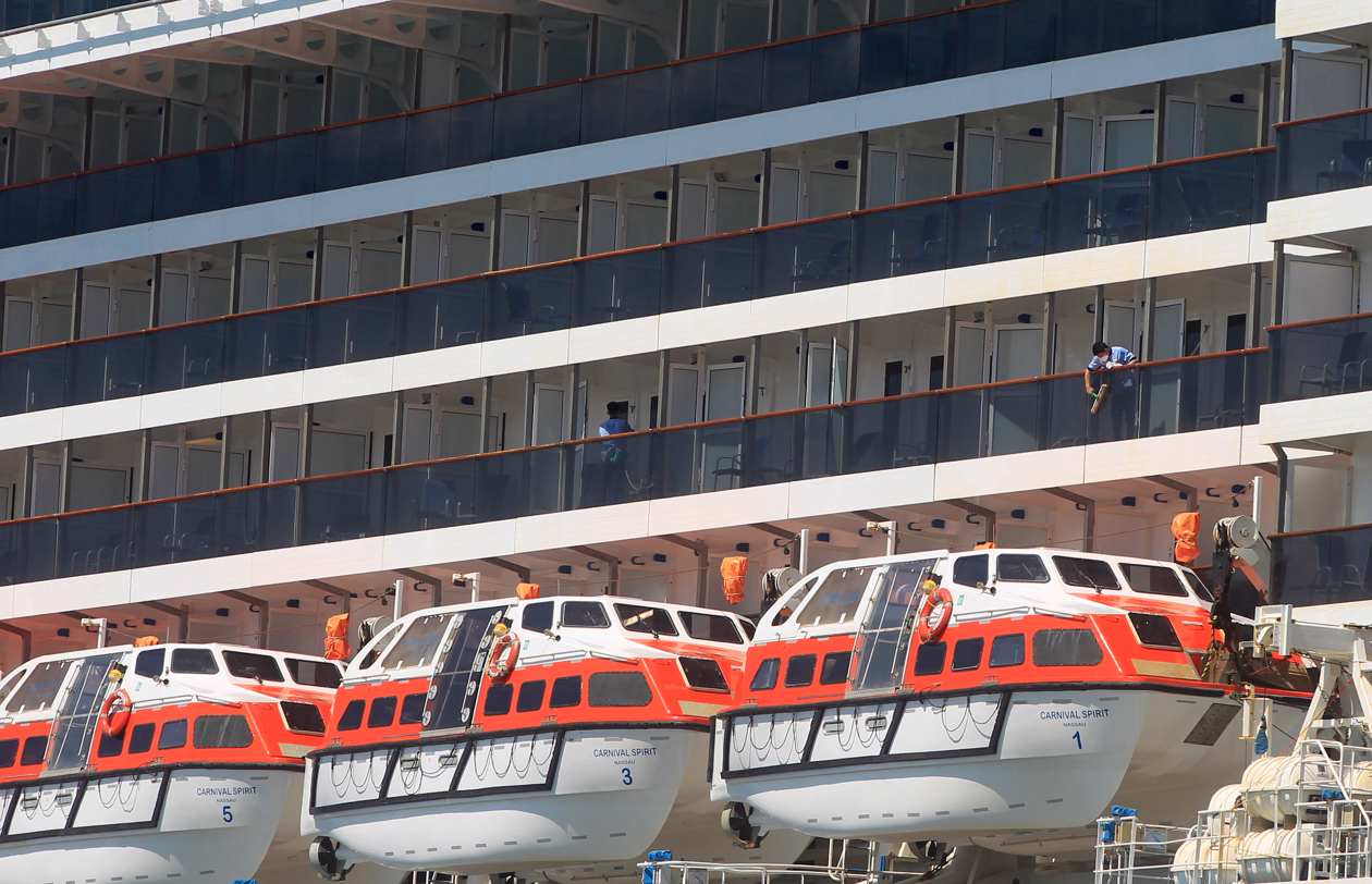 Turistas arriban a la Terminal de Cruceros de Cartagena de Indias.