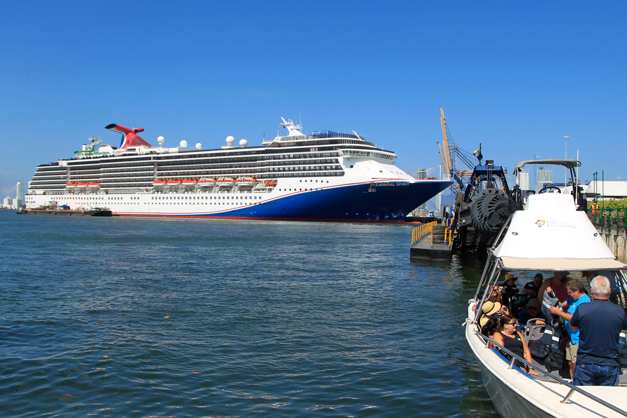 Turistas arriban a la Terminal de Cruceros de Cartagena de Indias.