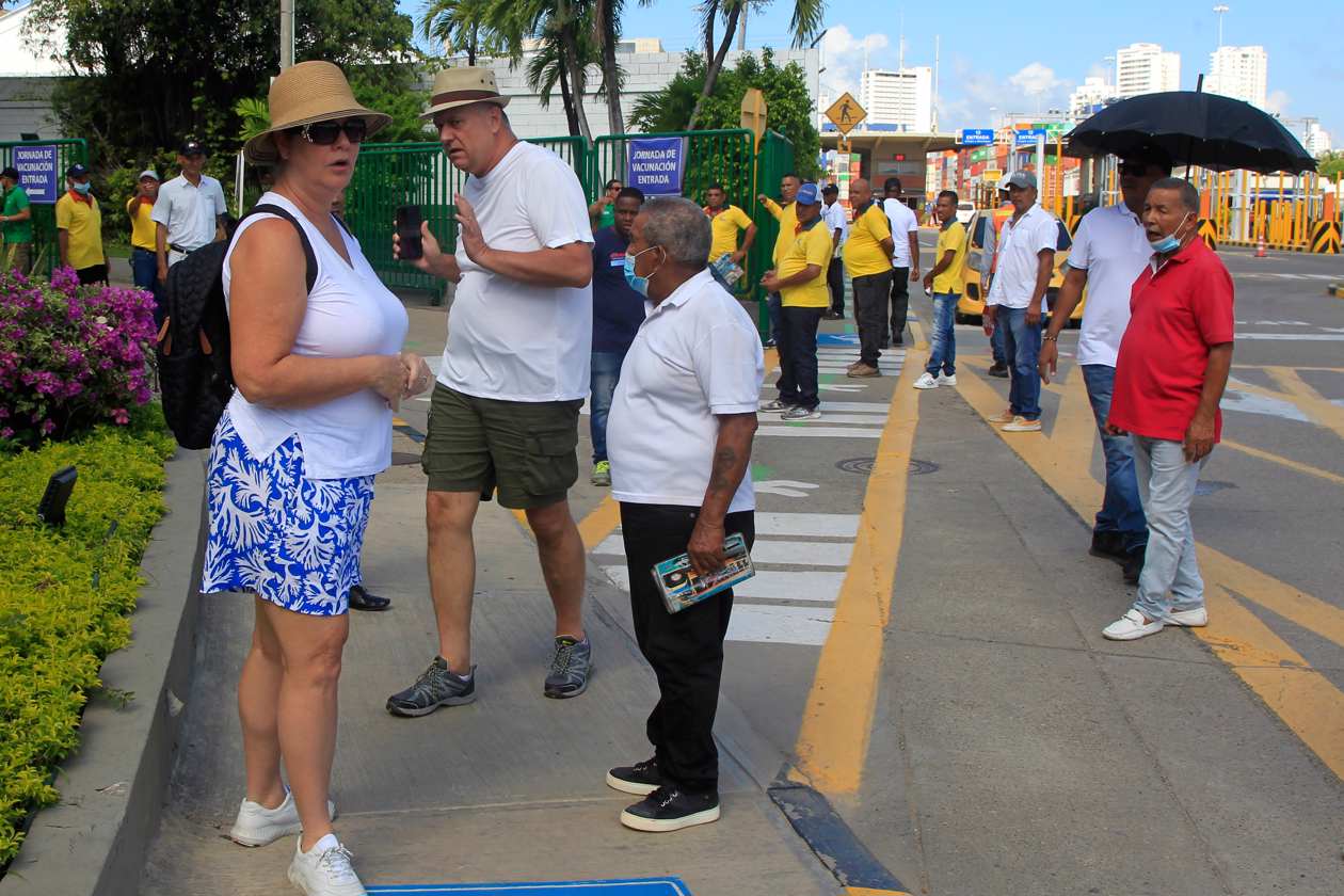 Turistas arriban a la Terminal de Cruceros de Cartagena de Indias.