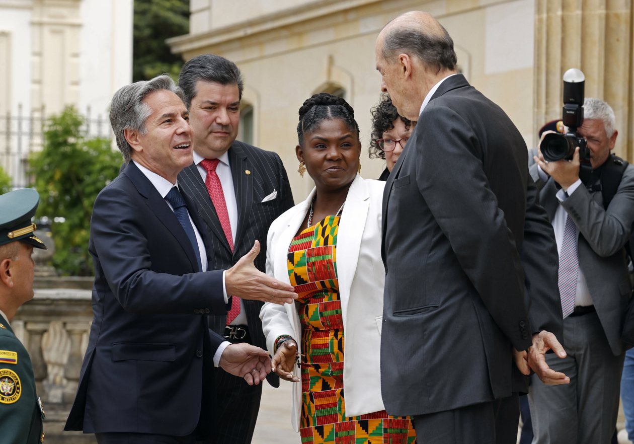 EFE La vicepresidenta de Colombia Francia Márquez junto al canciller Álvaro Leyva (d) reciben al secretario de Estado de Estados Unidos, Antony Blinken (i), durante su llegada a la Casa de Nariño.