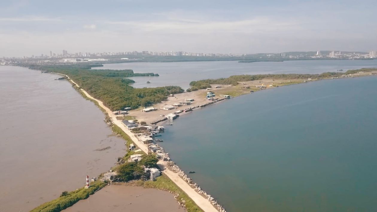 Panorámica de Puerto Mocho: a la izquierda el río Magdalena, en la parte superior derecha la Ciénaga de Mallorquín y abajo el Mar Caribe.