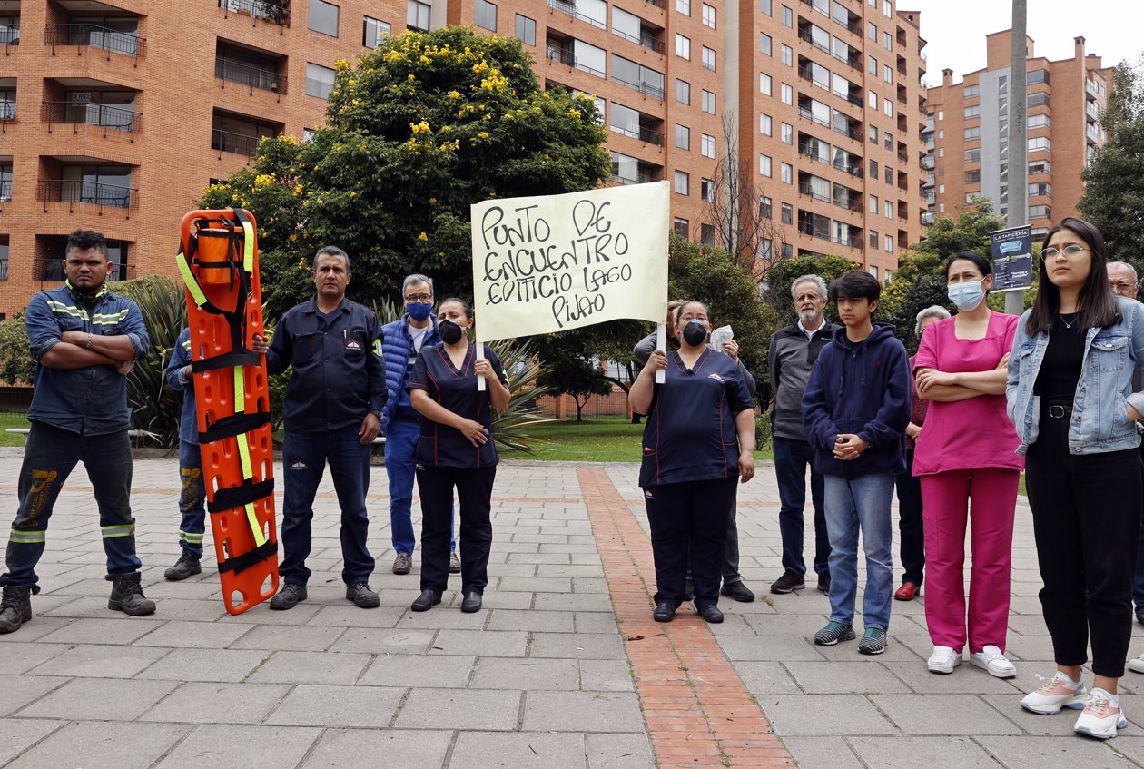 Personas participan en un simulacro de evacuación ante cualquier emergencia.