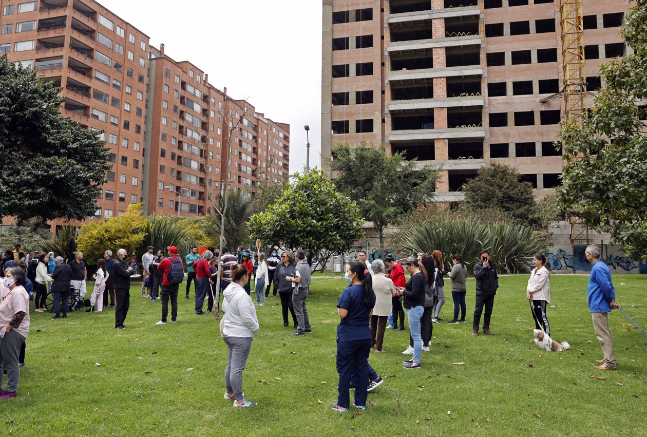 Personas participan en un simulacro de evacuación ante cualquier emergencia.