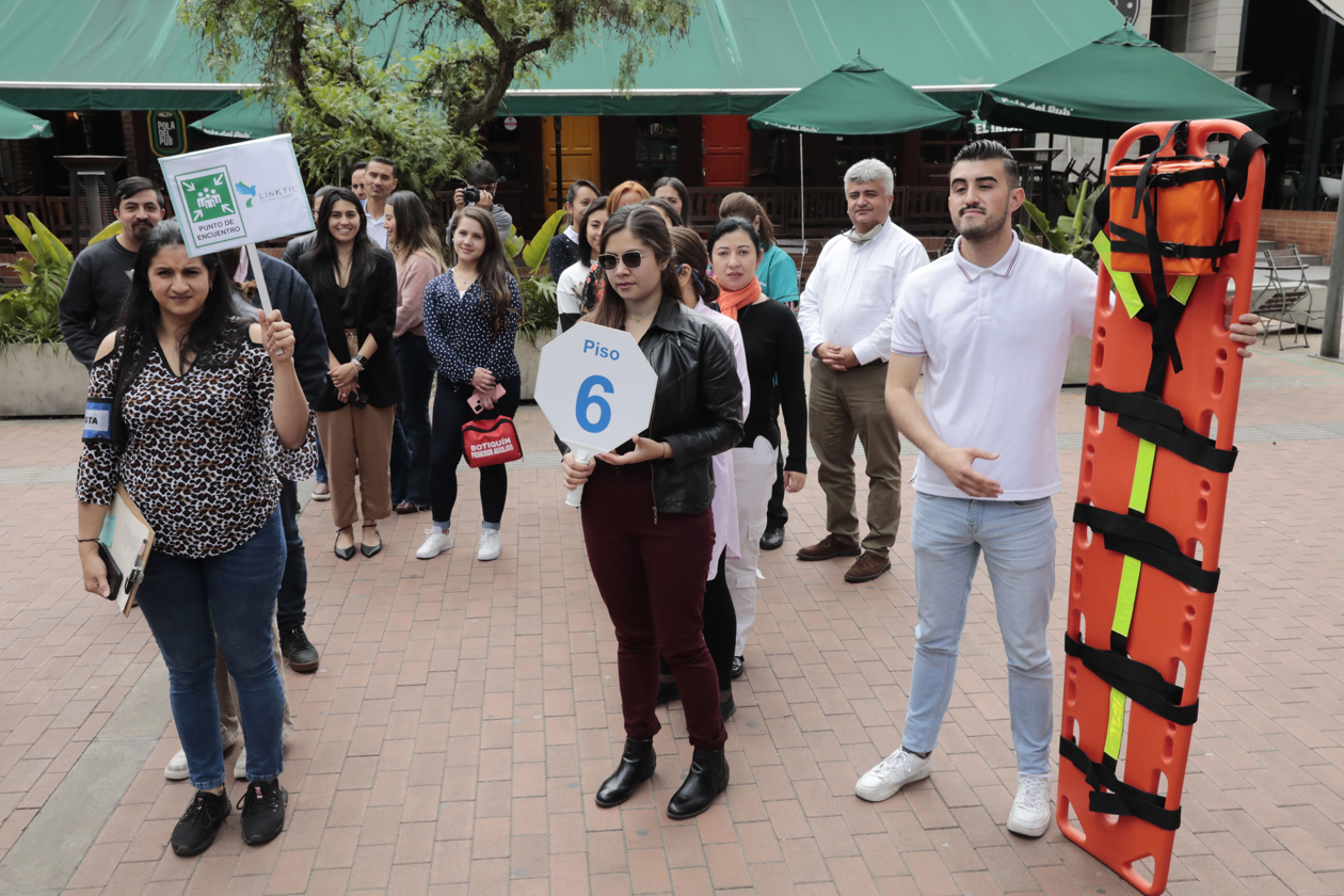 Personas participan en un simulacro de evacuación ante cualquier emergencia.