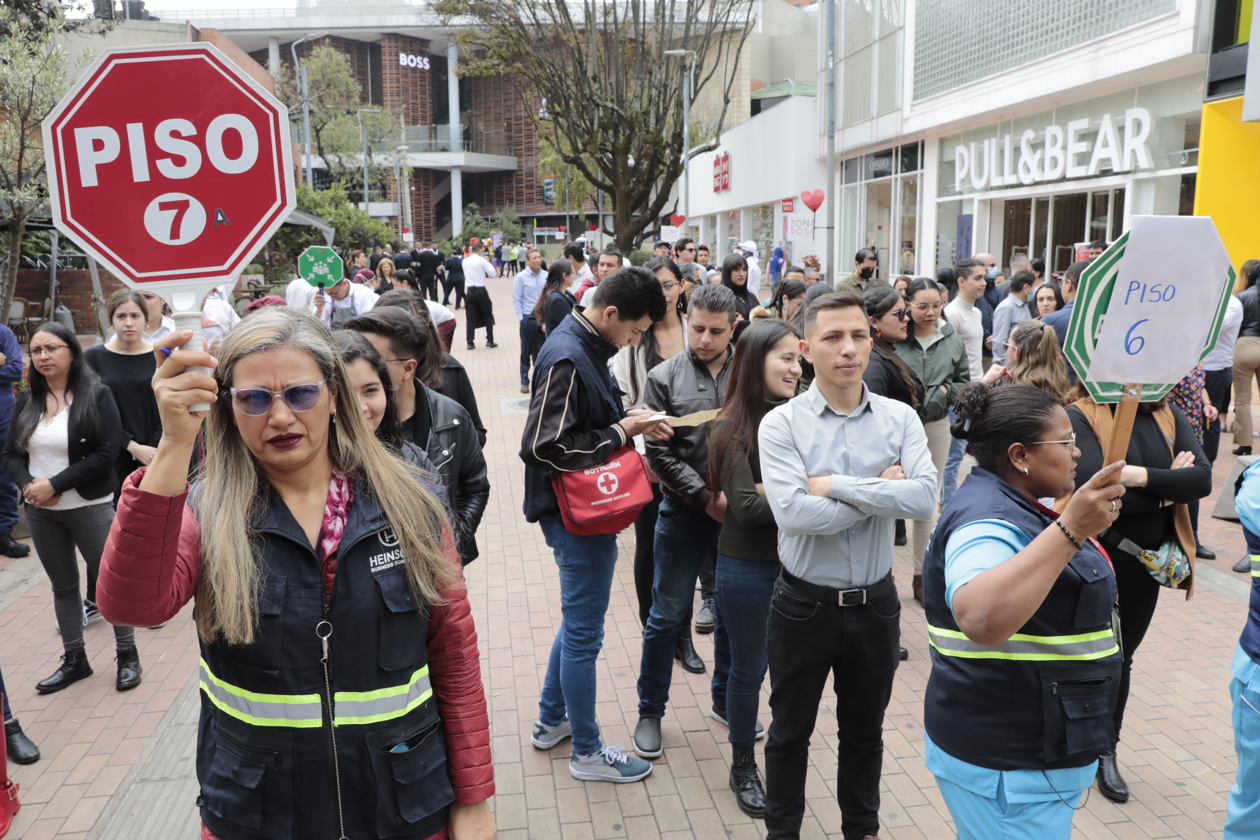 Personas participan en un simulacro de evacuación ante cualquier emergencia.