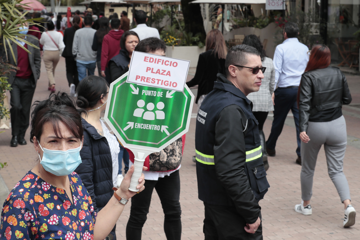 Personas participan en un simulacro de evacuación ante cualquier emergencia.