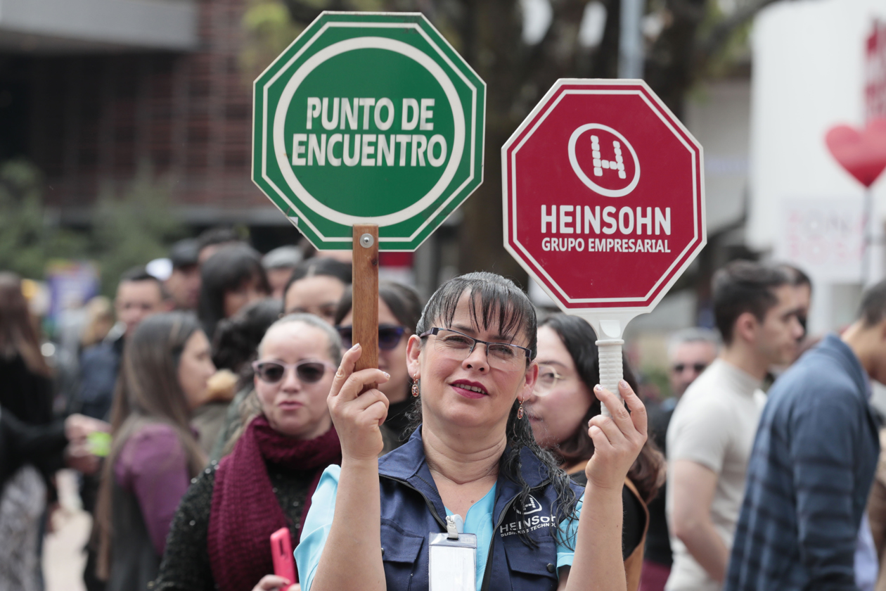 Personas participan en un simulacro de evacuación ante cualquier emergencia.