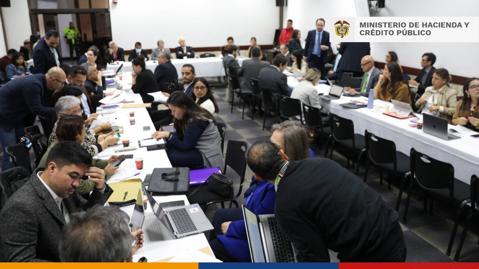 Reunión del equipo técnico del Ministerio de Hacienda en compañía de su ministro José Antonio Ocampo durante la preparación del texto de ponencia de la reforma tributaria.