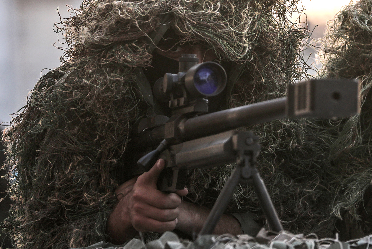 Combatientes de las Brigadas Al-Quds marchan en Gaza.