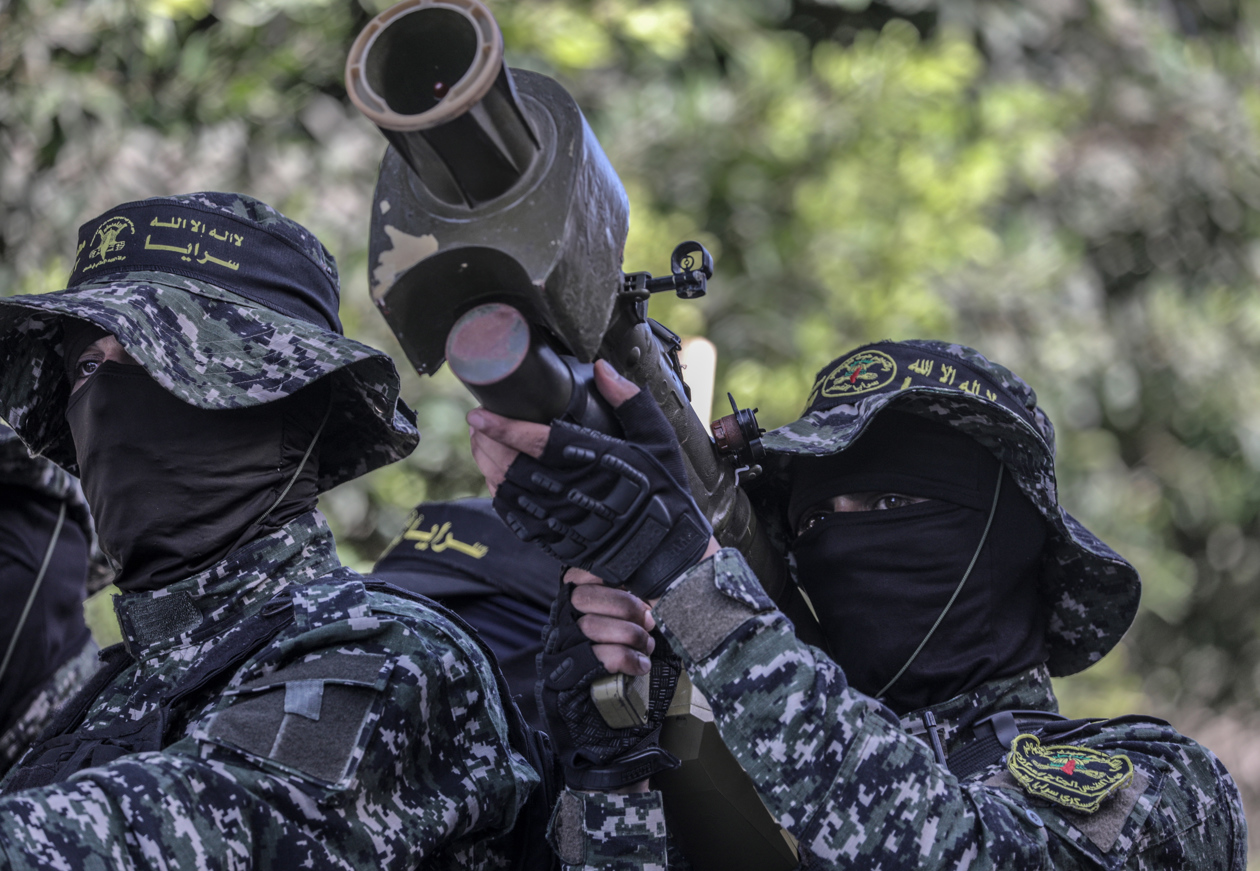 Combatientes de las Brigadas Al-Quds marchan en Gaza.