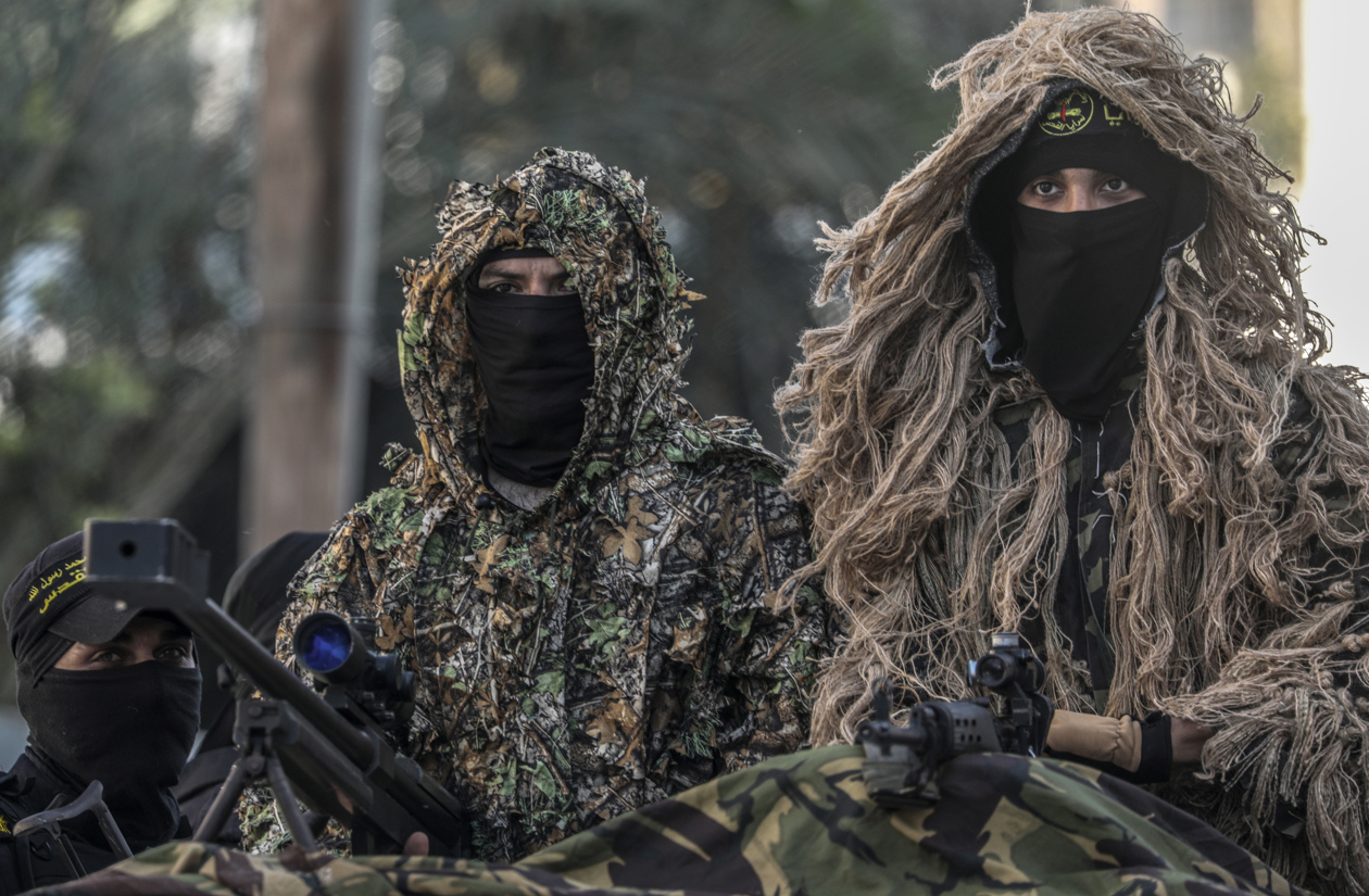 Combatientes de las Brigadas Al-Quds marchan en Gaza.