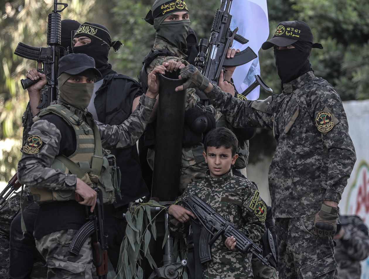 Combatientes de las Brigadas Al-Quds marchan en Gaza.
