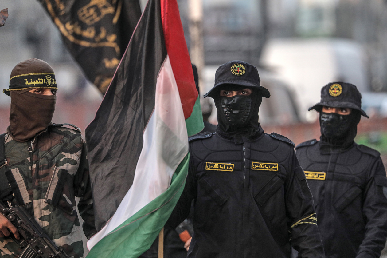 Combatientes de las Brigadas Al-Quds marchan en Gaza.