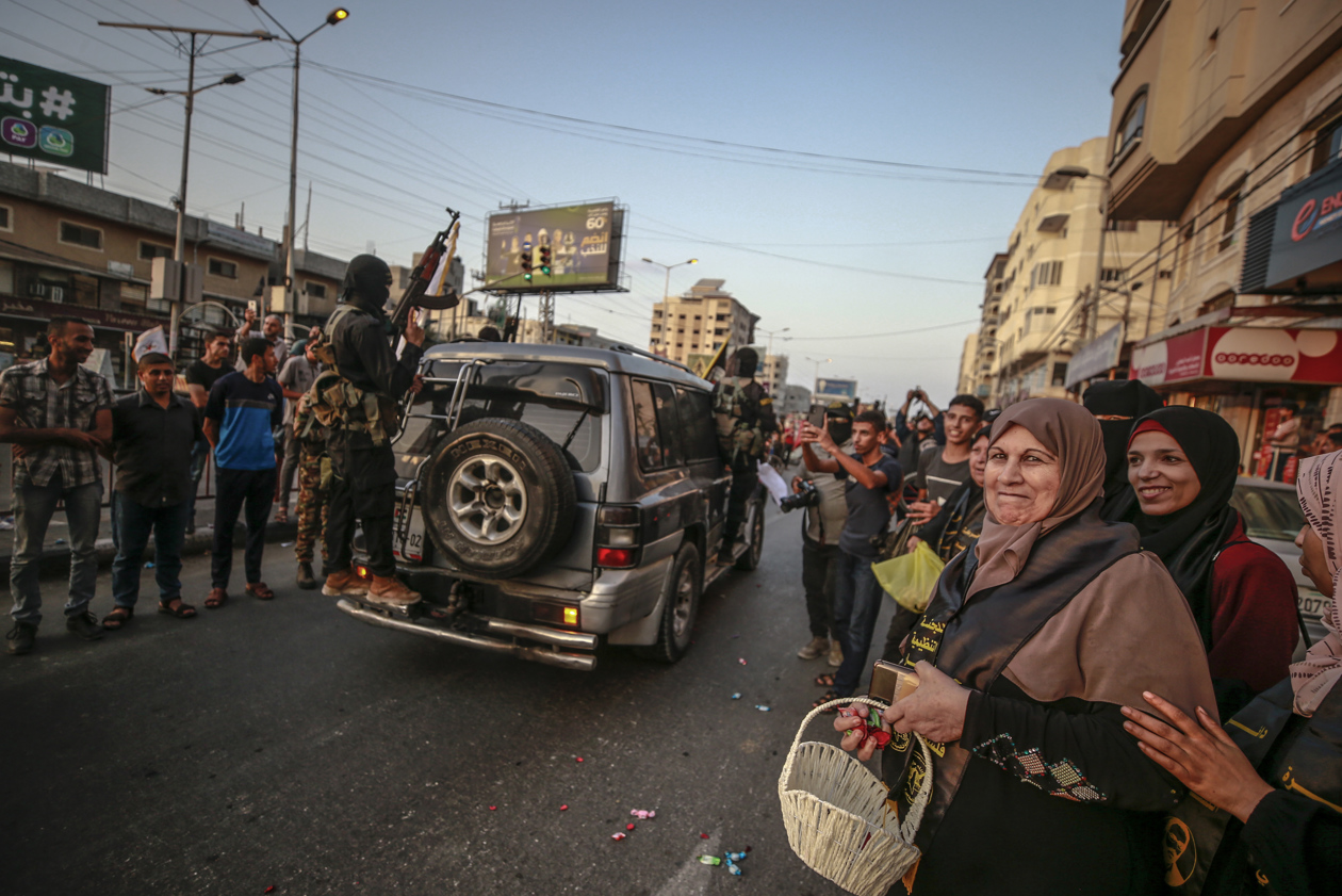 Combatientes de las Brigadas Al-Quds marchan en Gaza.