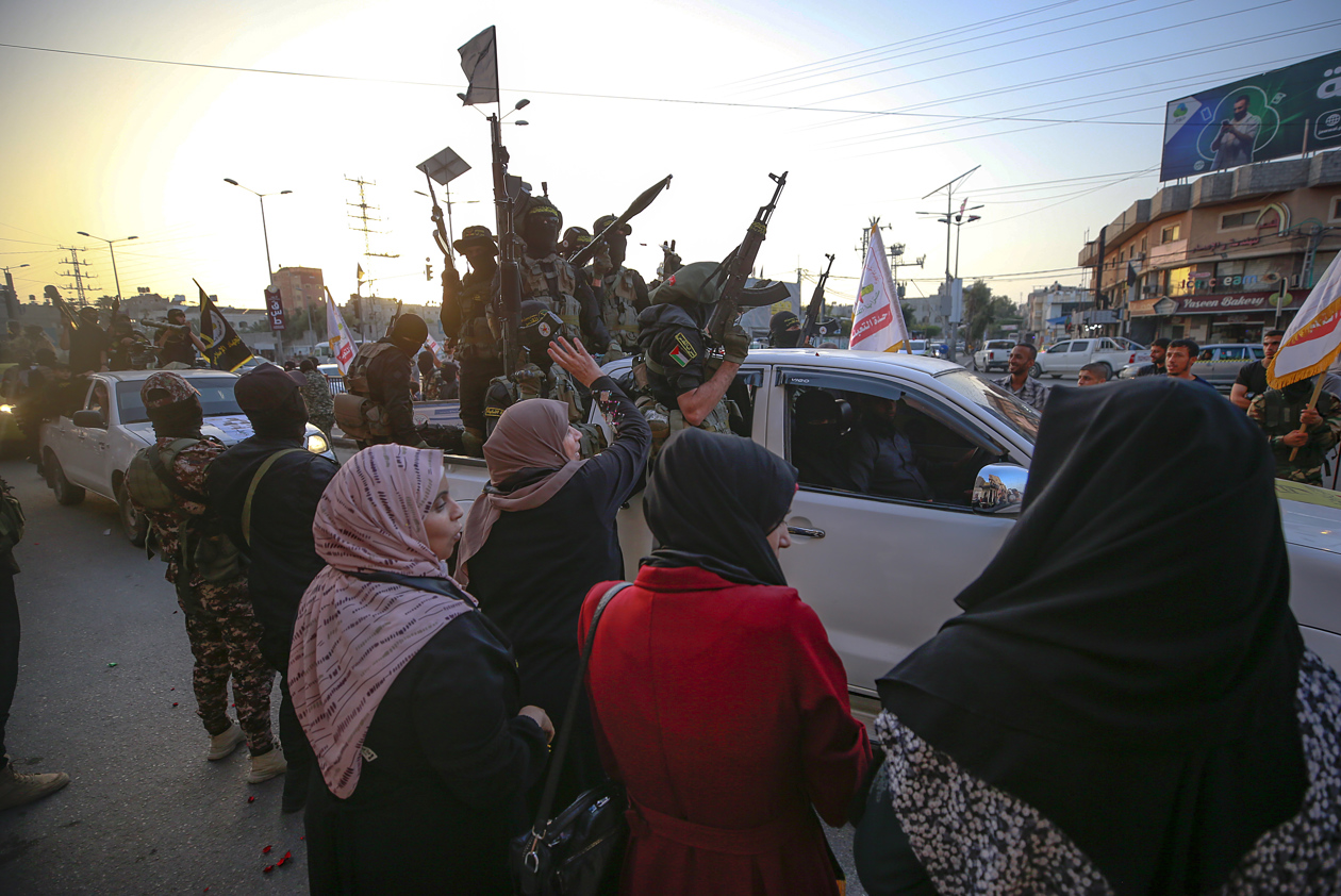 Combatientes de las Brigadas Al-Quds marchan en Gaza.