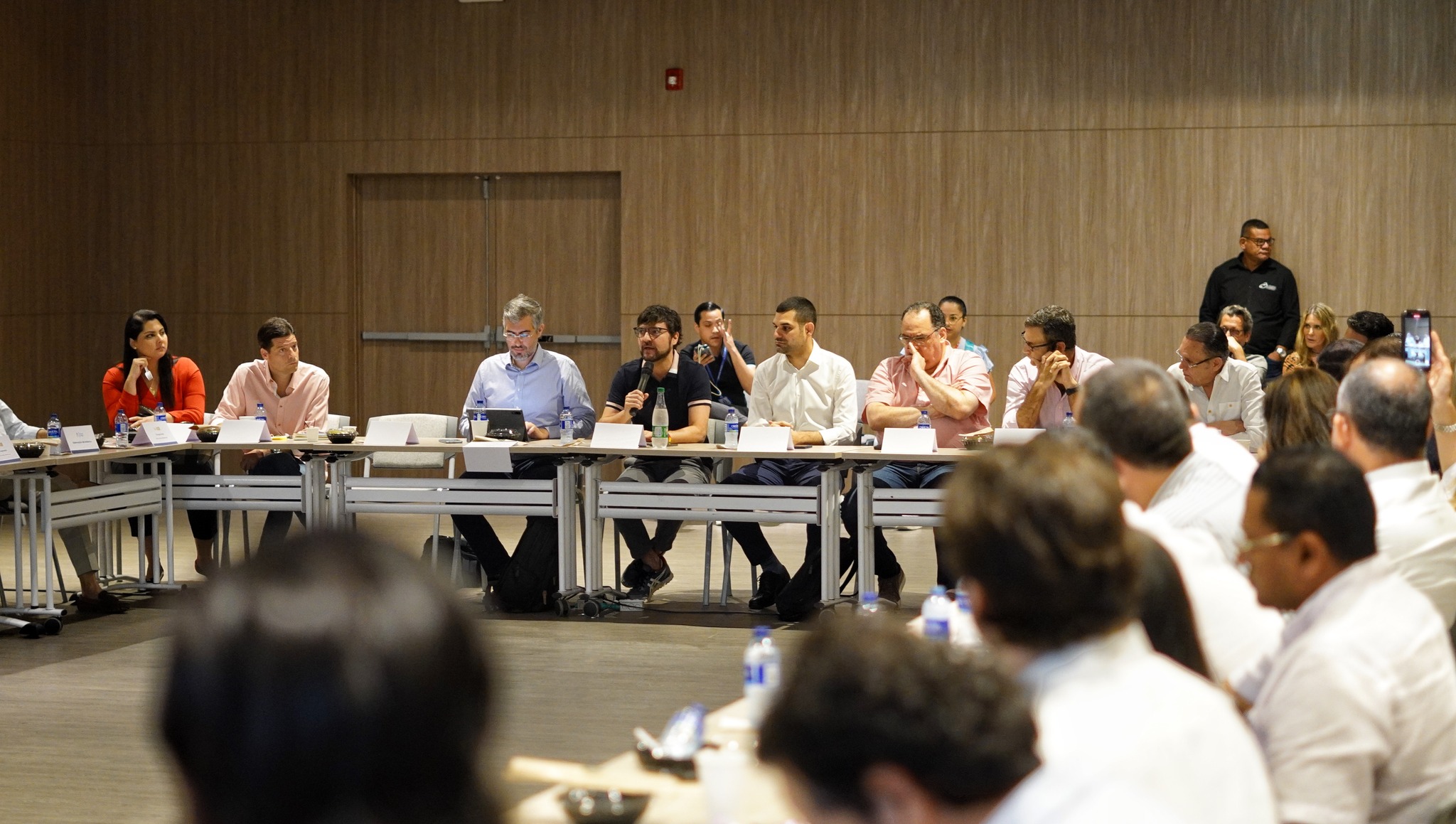 Reunión del Alcalde con gremios y políticos.
