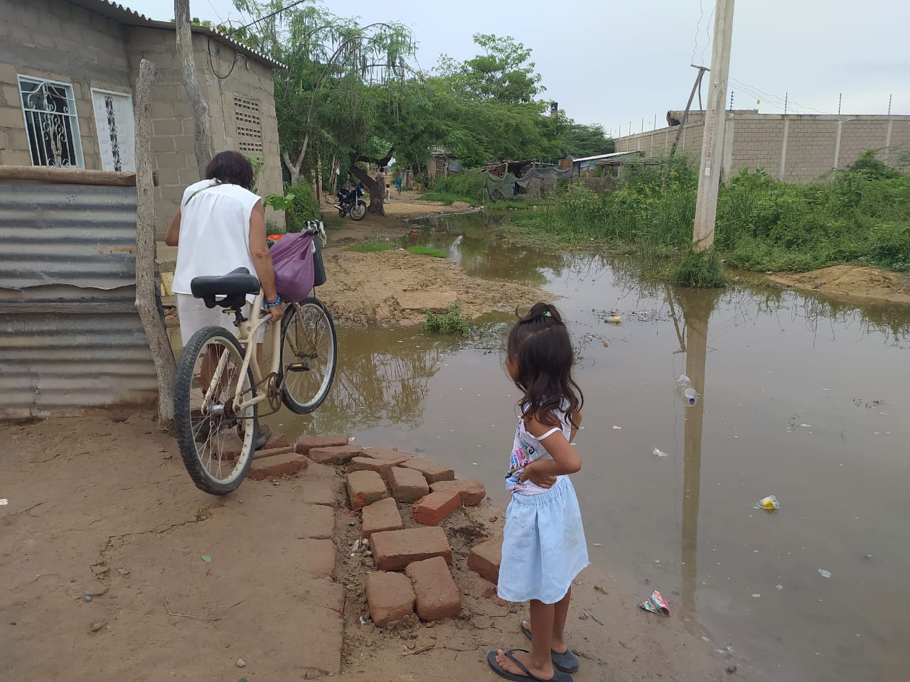 Desbordamientos en La Guajira tras el paso de la onda tropical.