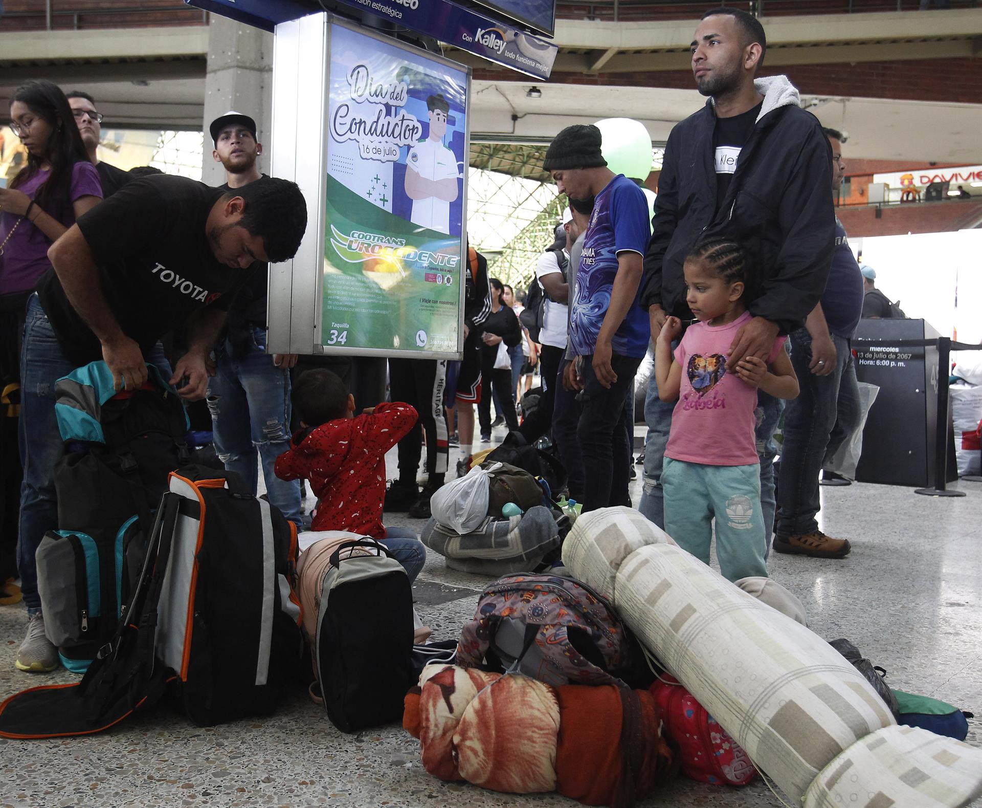 Familias enteras se desplazan por Medellín. 