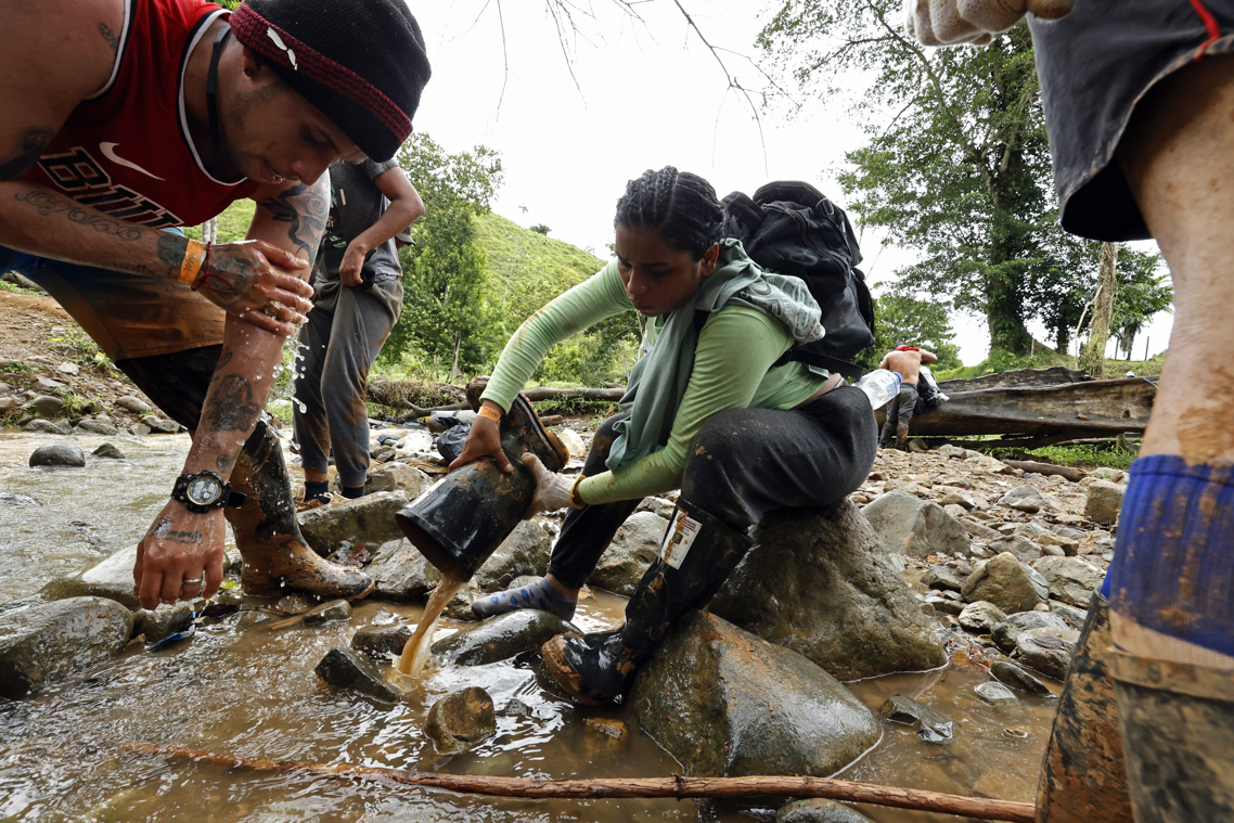 Migrantes cruzando el Darién.