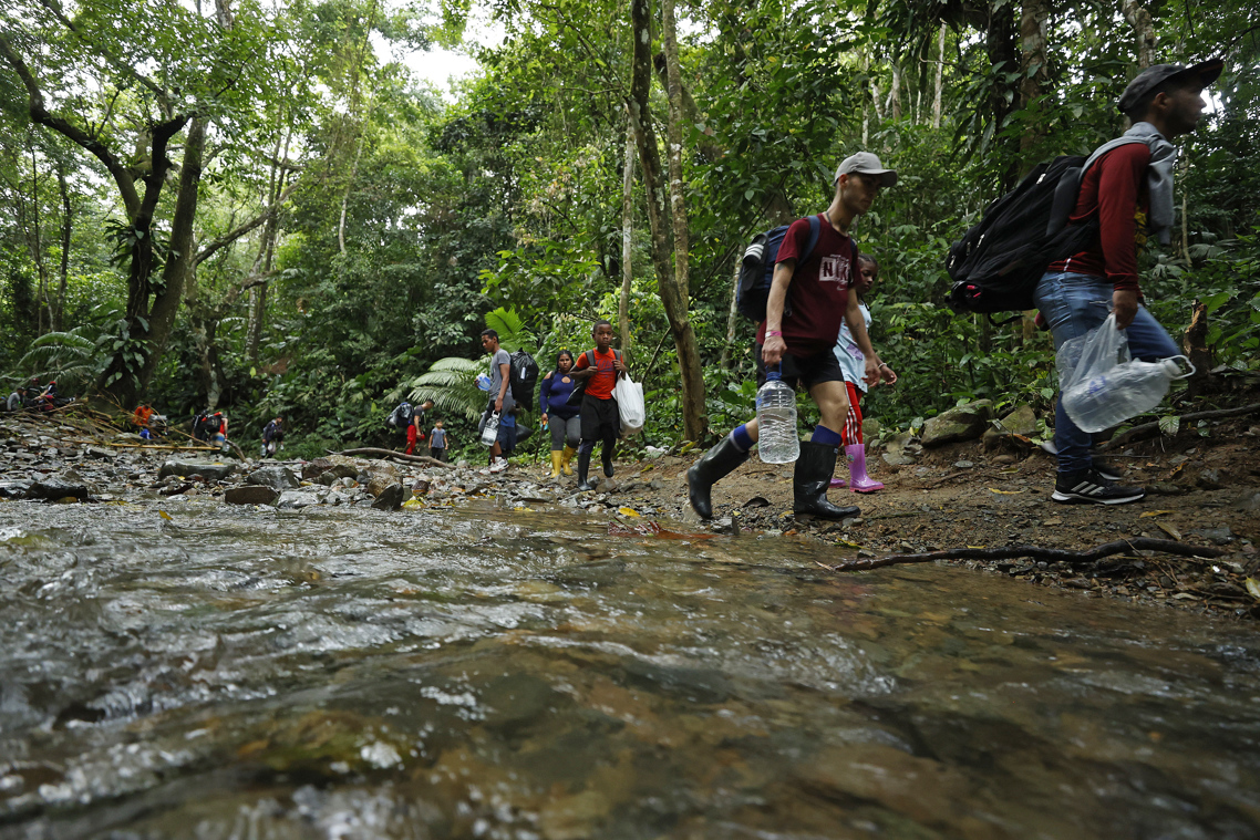 Migrantes cruzando el Darién.