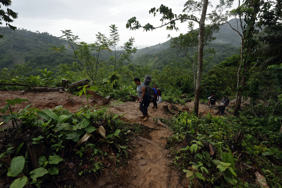 Migrantes cruzando el Darién.