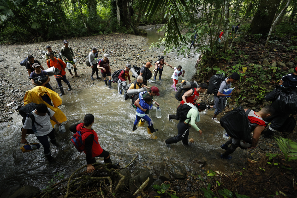 Migrantes cruzando el Darién.
