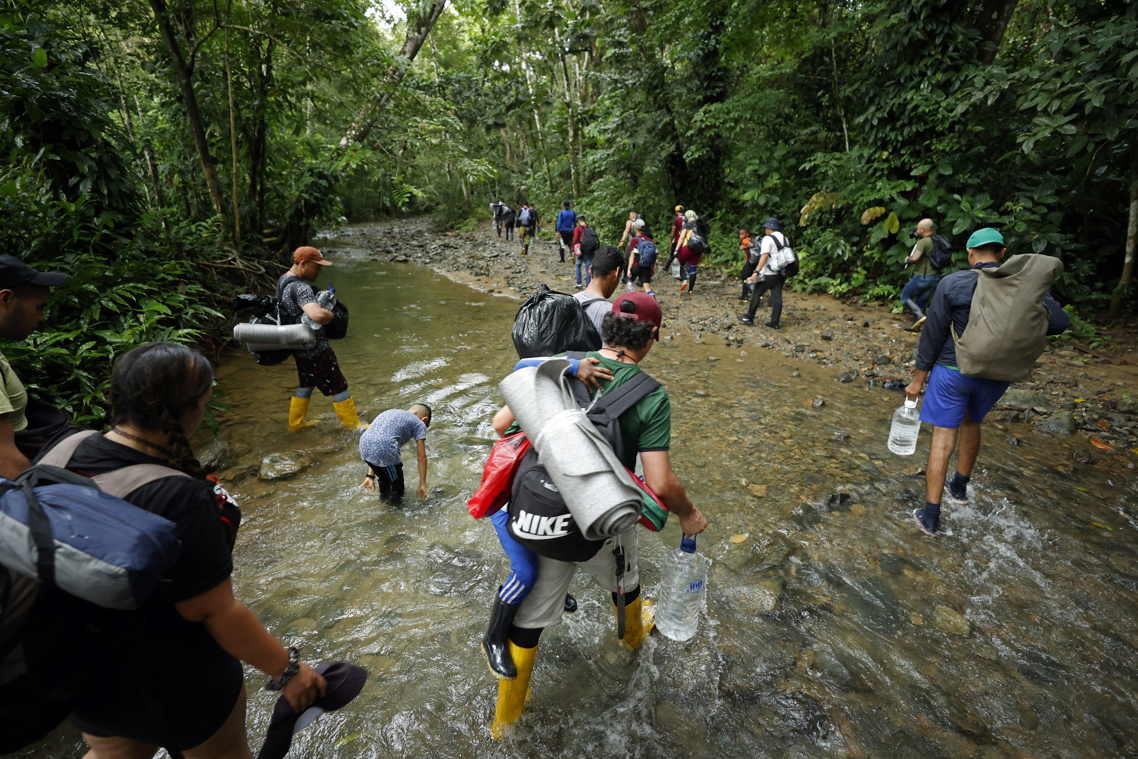 Migrantes cruzando el Darién.