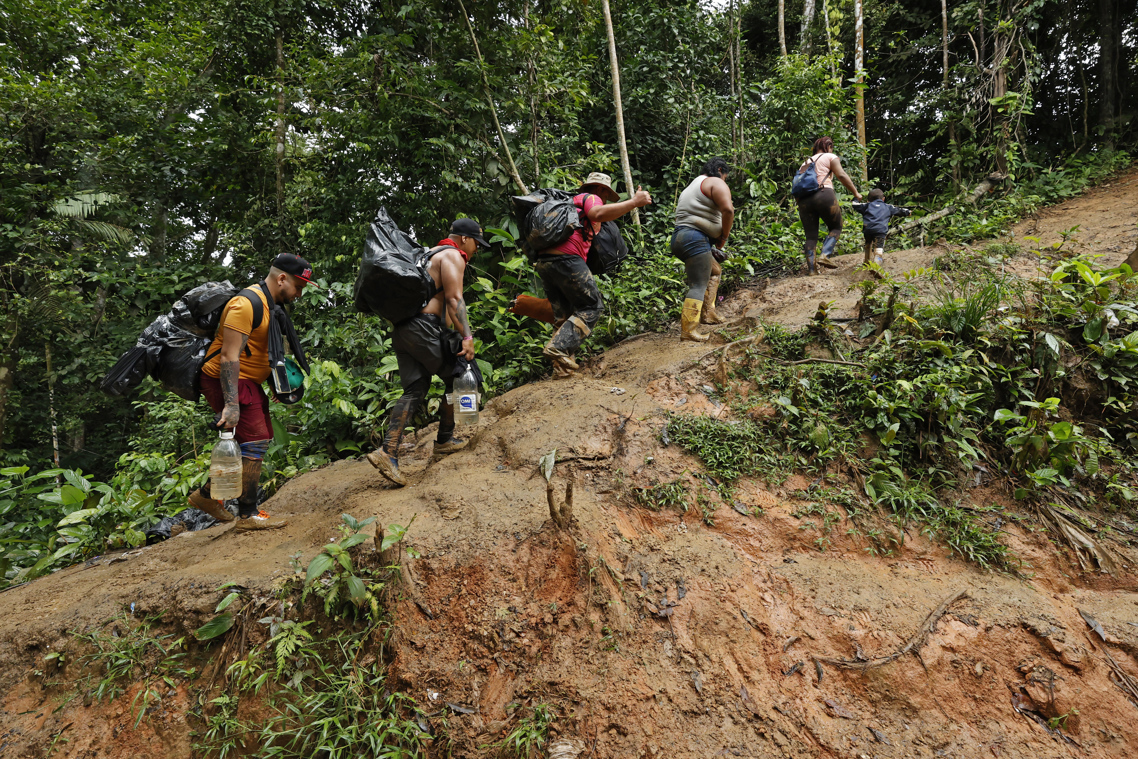 Migrantes cruzando el Darién.