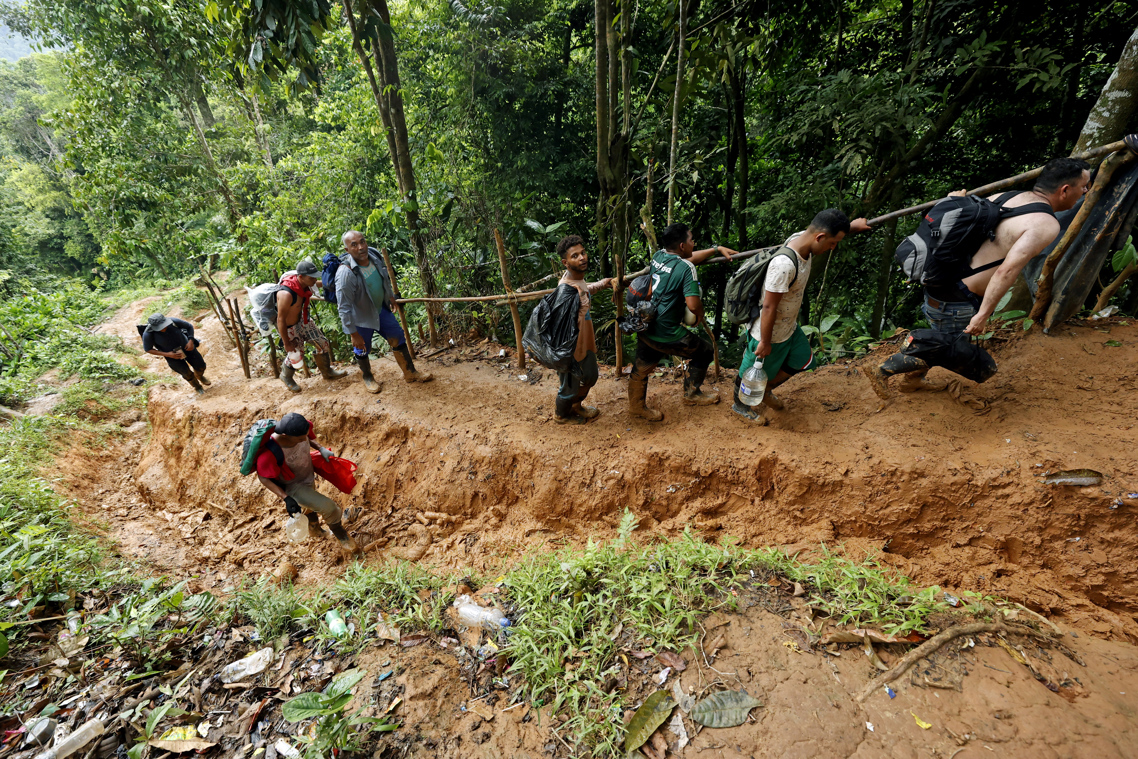 Migrantes cruzando el Darién.