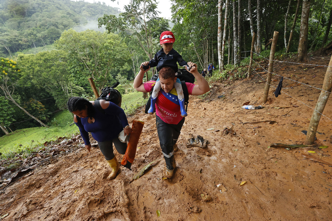 Migrantes cruzando el Darién.