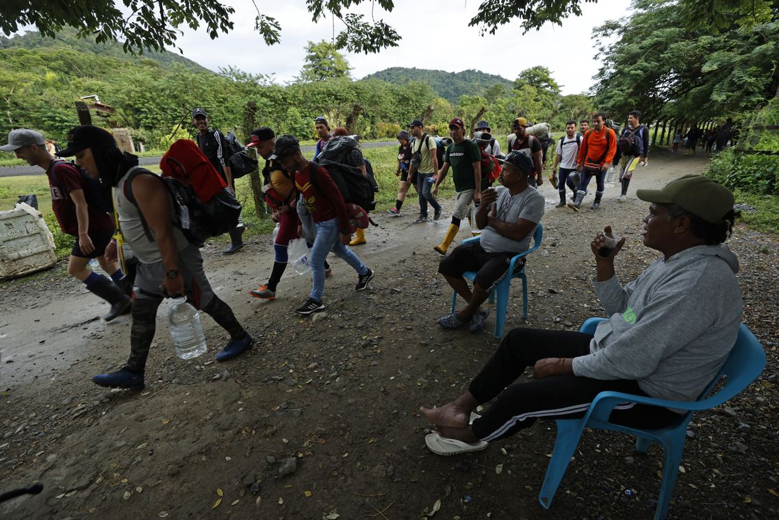 Migrantes cruzando el Darién.