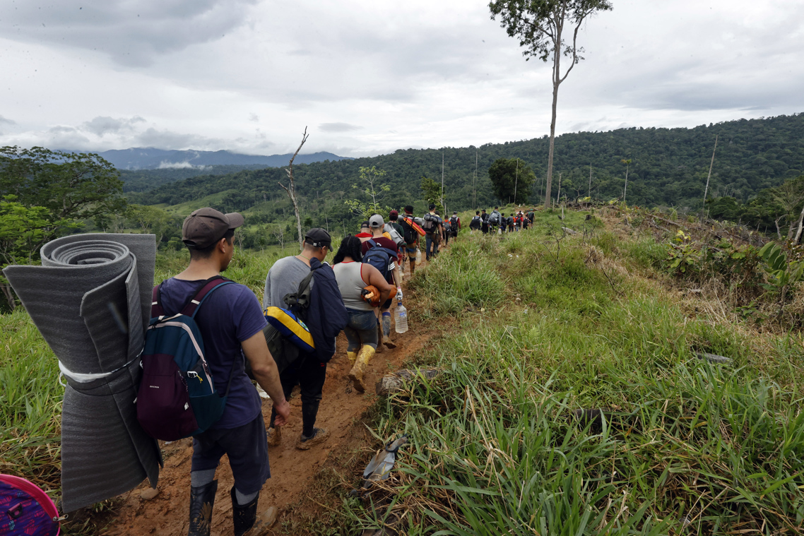 Migrantes cruzando el Darién.