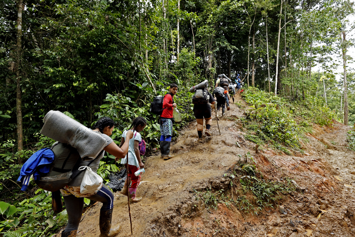 Migrantes cruzando el Darién.