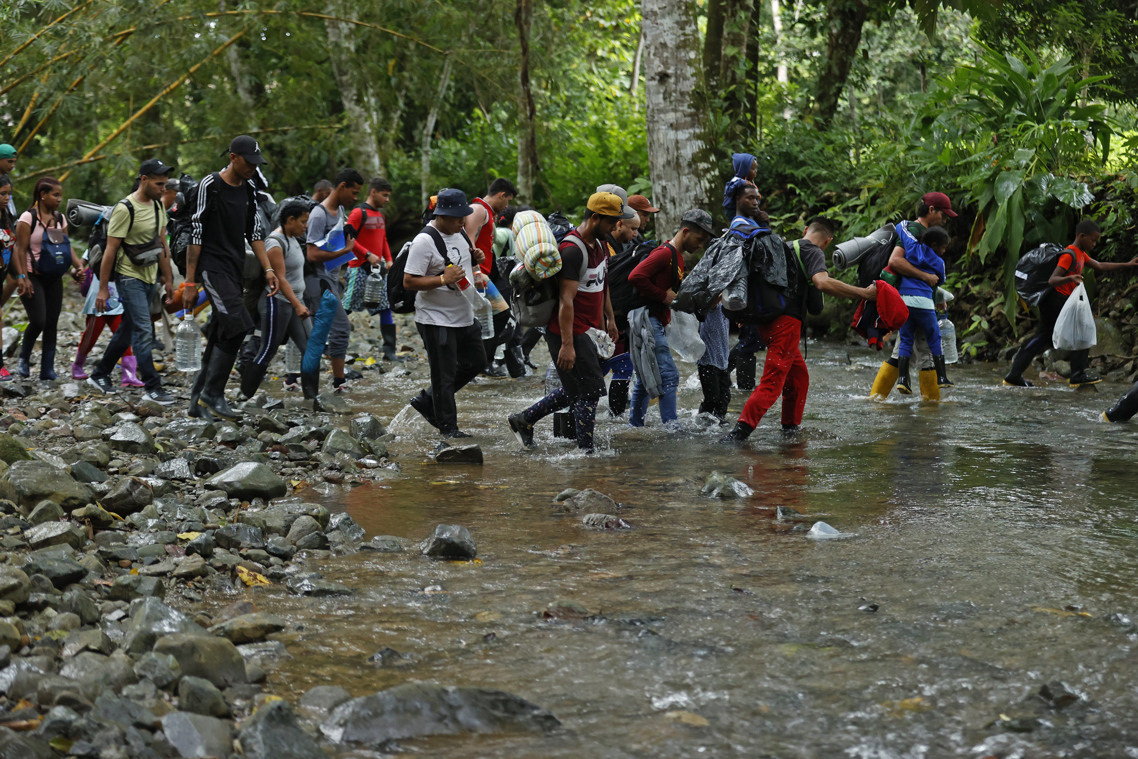 Migrantes cruzando el Darién.