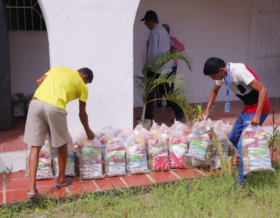 Entrega de ayudasalimentarias.