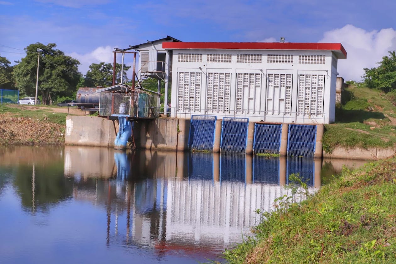 Trabajos de la Gobernación en la estación de Boquitas, en Santa Lucía, para evacuar agua del Guájaro de manera controlada al Canal del Dique.