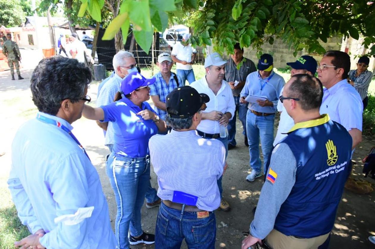 La Subdirectora de Prevención del Atlántico con funcionarios de la UNGRD.