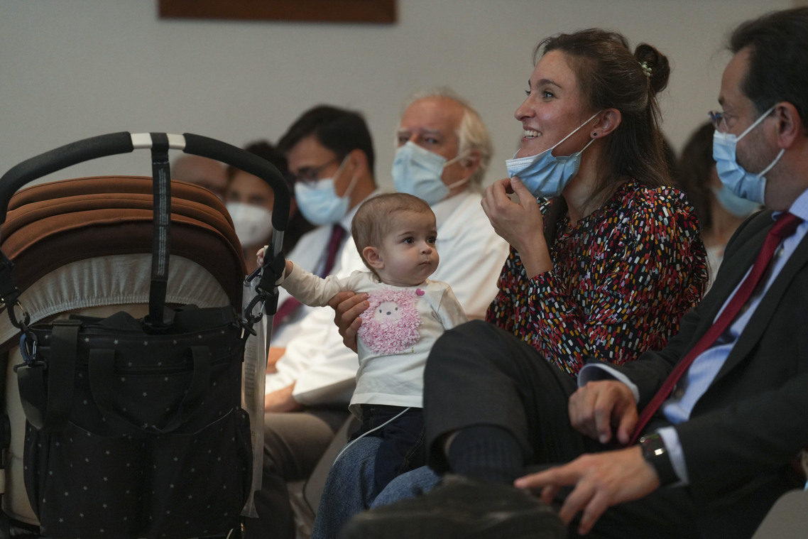 EFE La pequeña Emma, de 13 meses, en brazos de su madre, Ana.