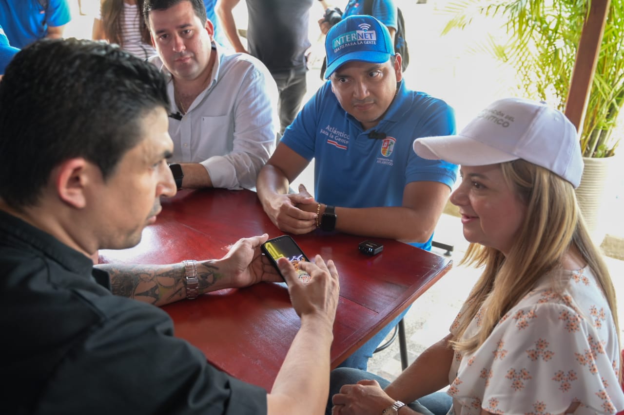 Carlos Ramírez prueba la señal gratuita de internet junto a la gobernadora Elsa Noguera.