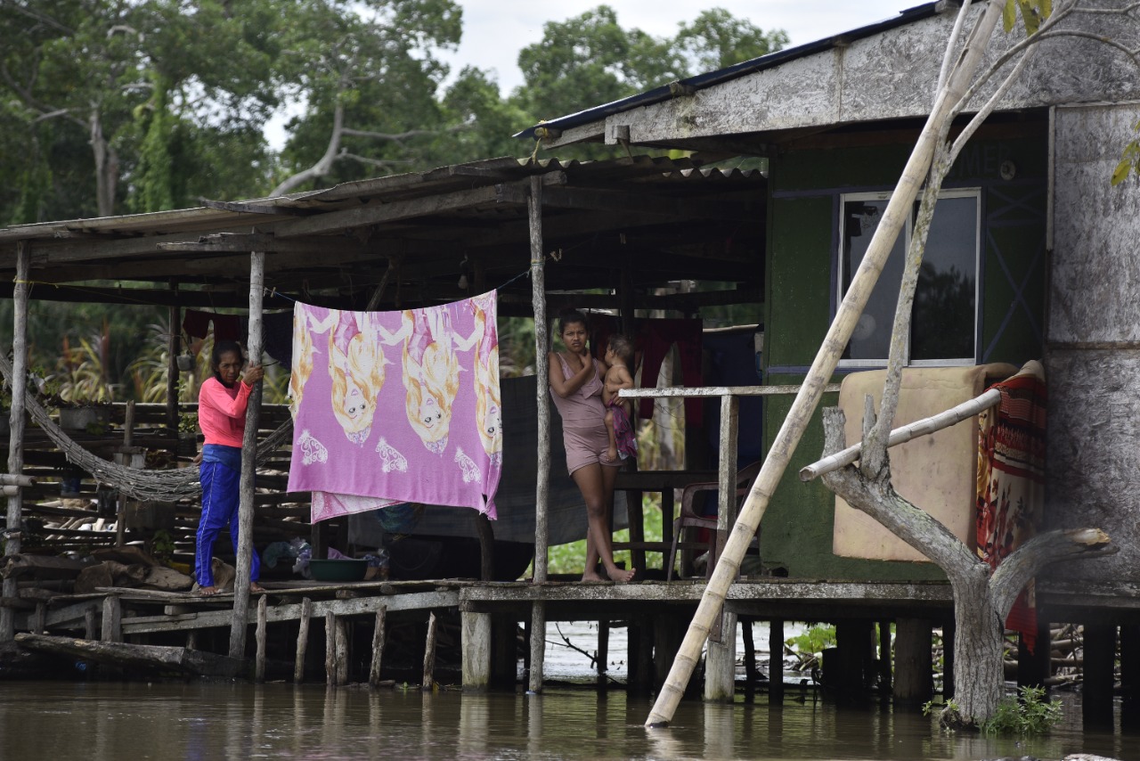 Una madre joven, con su bebé en brazos