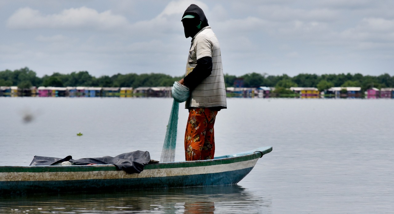 Un pescador en su faena diaria.