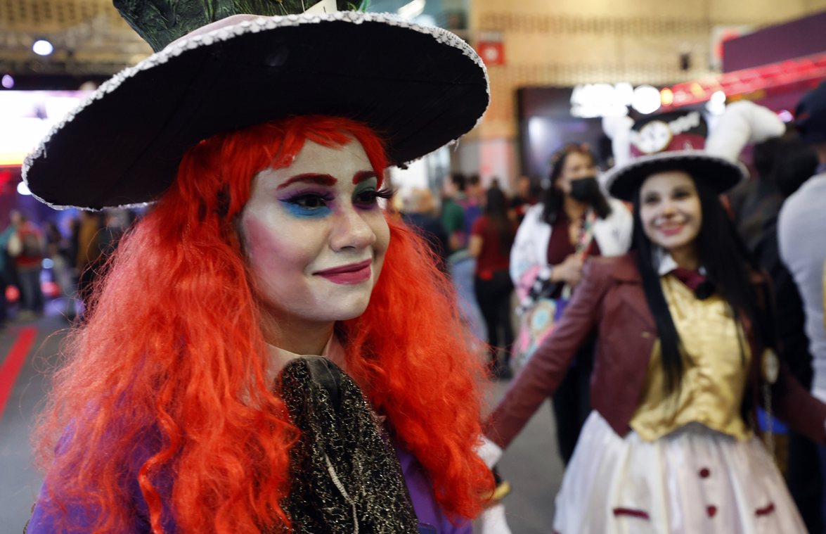 Personas se entretienen en la jornada inaugural del Salón del Ocio y la Fantasía (SOFA 2022) en Bogotá.