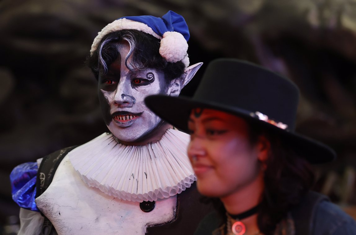 Personas se entretienen en la jornada inaugural del Salón del Ocio y la Fantasía (SOFA 2022) en Bogotá.