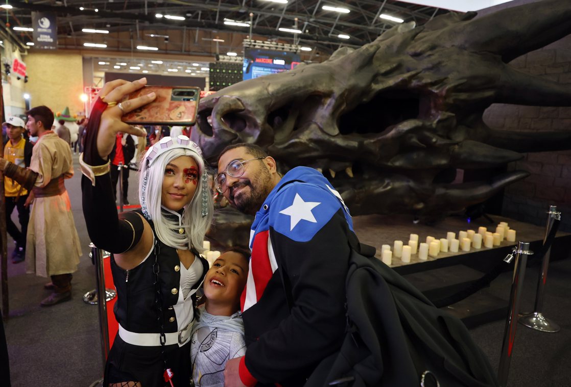 Personas se entretienen en la jornada inaugural del Salón del Ocio y la Fantasía (SOFA 2022) en Bogotá.